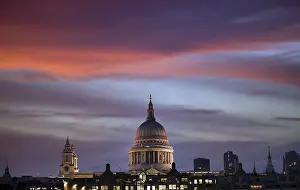 European Waterfront Scenes Drucke: A view across the River Thames at dusk towards St