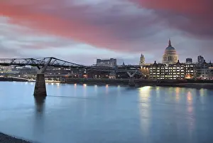 British Tourist Attraction Images Drucke: A view across the River Thames at dusk towards St