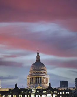 UK Tourist Attractions Drucke: A view across the River Thames at dusk towards St