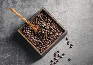 Roasted Coffee Beans Drucke: Top view roasted coffee beans square container