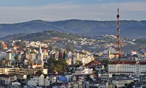 Southeast Asia City View Drucke: View over the rooftops of Dalat with the 'Dalat Eiffel Tower'