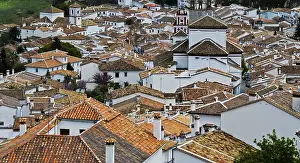 Drucke von Blick über die Dächer des weißen Dorfes, Pueblo Blanco, Grazalema, Naturpark Sierra de Grazalema, Provinz Cádiz, Andalusien, Spanien Pueblo-Architektur Drucke: Blick über die Dächer des weißen Dorfes.