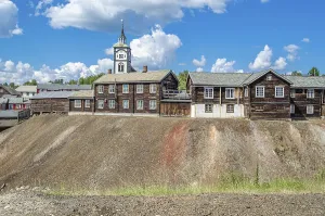 Drucke von Blick auf die Roros Kirche vom Bergbaudistrikt aus, mit Schlacke im Vordergrund, der Bergstadt Roros, Trøndelag Fylke in Norwegen Kulturerbestätten Drucke: Blick auf die Røros Kirche vom Bergbaudistrikt.