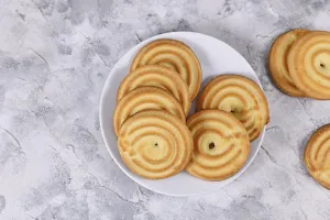 Bakery Dessert Photography Drucke: Top view of round ring shaped spritz biscuits