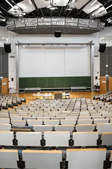 Empty Lecture Theatre Drucke: View from the rows of seats into an empty lecture theatre