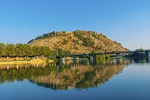 Drucke von Blick auf das Rozafa Schloss von einem Boot aus bei einer Sightseeing-Tour auf dem See Shkoder in Shiroka. Albanien Schloss Drucke: Blick auf das Rozafa-Schloss von einem Boot aus bei einer Sightseeing-Tour auf dem See Shkoder in Shiroka