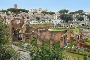 Central Italy Historical Sites Drucke: View of ruins of Caesar's Forum