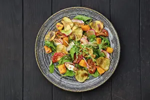 Gourmet Vegetarian Dish Drucke: Top view of salad with soft cheese