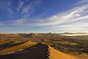African Desert Scenery Drucke: View from a sand dune toward the Sossusvlei