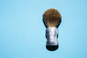Personal Hygiene Tools Drucke: Top view of a shaving brush against a blue background