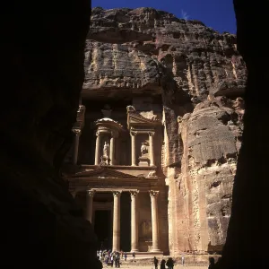 Ancient Civilization Architecture Drucke: View through the Sik, Ed-Deir Facade