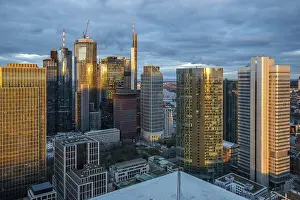 Evening City View Drucke: View of the skyline from a tower block in the evening