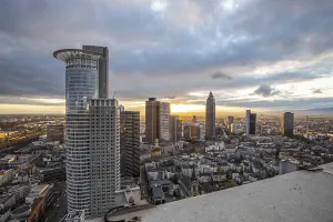 Evening City View Drucke: View of the skyline from a tower block in the evening