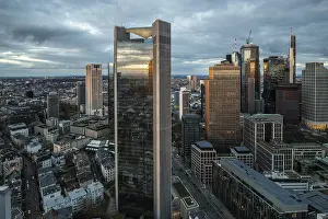 Frankfurt Skyline Drucke: View of the skyline from a tower block in the evening