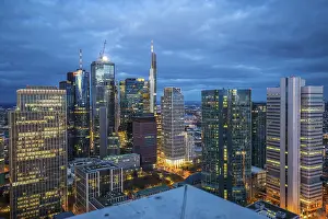 Frankfurt Skyline Drucke: View of the skyline from a tower block in the evening
