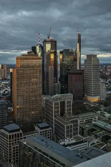 Frankfurt Skyline Drucke: View of the skyline from a tower block in the evening