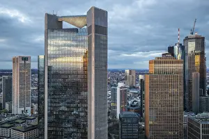 Bilder Datiert 15. März 2024: Blick auf die Skyline von einem Hochhaus aus in der Abenddämmerung.