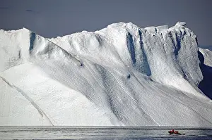 Greenlandic Coastal Area Drucke: View of small boat in front of ice front