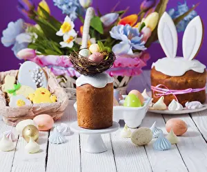 White Wooden Background Drucke: Top view small Easter cake decorated with nest and tiny eggs