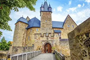 Hesse Castles Europe Drucke: View of Spangenberg Castle, in front of it former drawbridge