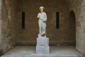 Greek Island Sculpture Drucke: Full view of a statue on a column in historical context