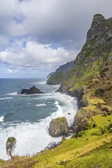 Deserted Portuguese Beach Drucke: View of steep cliffs and coast with sea