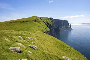 Atlantic Ocean Views Drucke: View of the steep cliffs of Liraberg