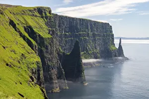Atlantic Ocean Views Drucke: View of the steep cliffs of Liraberg