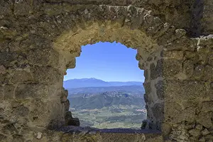 Languedoc Roussillon Tourist Attraction Drucke: View from a stone arch, Queribus Cathar castle