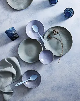 Modern Table Setting Drucke: Top view of a stylish ceramic tableware set