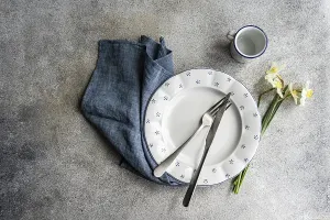 White Ceramic Plate Drucke: From above view of a stylish table setting featuring a white ceramic plate with blue dots