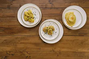 Deserted Dinner Table Drucke: Top view of table with three dishes for rustic dinner