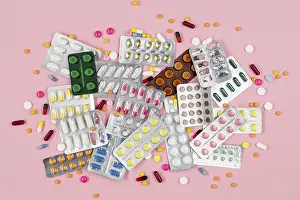 Digital Healthcare System Drucke: Top view tablets with pills desk