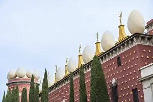 Drucke von Blick auf das Teatre-Museu Dali in Figueras, Spanien Blick auf das Teatre-Museu Dal in Figueras, Spanien Kunstwerke Des Surrealismus Drucke: Ansicht des Teatre-Museu Dali in Figueras.