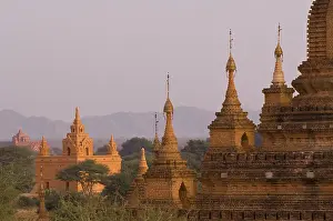 Southeast Asia Cultural Heritage Drucke: View over the temples and pagodas at sunset