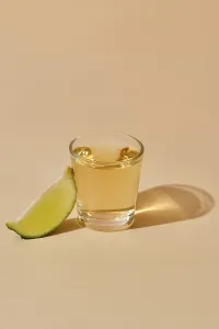 High Angle View Of Drink Drucke: View from above on tequila shot with slice of lime