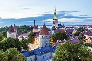 Drucke von Die Stadt Tallinn in Estland strahlt im blauen Licht der Dämmerung ein atemberaubendes Bild. Der Blick von der Toompea-Hügel auf das untere Viertel mit dem alten Städtchen, St Tallinn Drucke: Ansicht von der Toompea-Hügel auf die Unterstadt