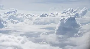 Aerial View Drucke: View over towering clouds, cloudy sky