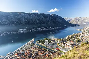 Drucke von Blick auf die Stadt Kotor und den Bucht von Kotor vom Hügel über der Stadt, Montenegro Montenegro Drucke: Blick auf die Stadt Kotor und die Bucht von Kotor vom Hügel über der Stadt.