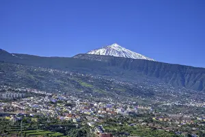 Volcanic Landscape Canary Islands Drucke: View over the town to the snow-capped Teide