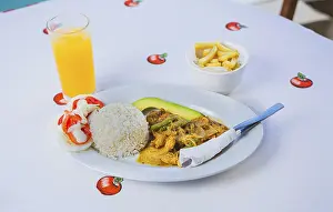 Restaurant Table Setting Drucke: Top view of a traditional breakfast served on the table