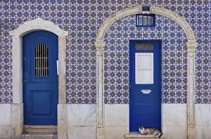 Türen Drucke: Vorderansicht einer traditionellen portugiesischen Fassade mit zwei blauen Holztüren auf einem keramischen