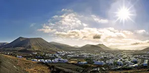Spanish Village Scene Drucke: View of Uga surrounded by volcanic cones