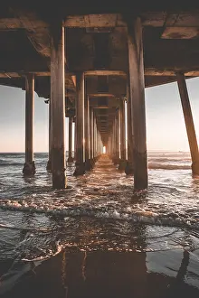 United States Coastal Scenery Drucke: View of the underside of the Huntington Beach