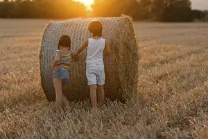 Peaceful Countryside Scene Drucke: Back view of two unrecognizable children