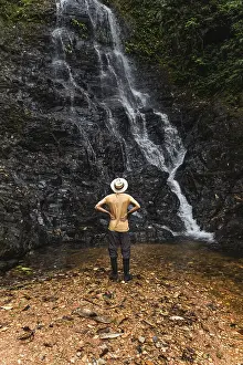 Rainforest Landscape Photography Drucke: Back view of an unrecognizable young man