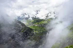 Cloudy Mountain Range Drucke: View of the valley to Grindelwald