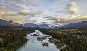 Jasper National Park Drucke: View of a valley with river, Icefields Parkway