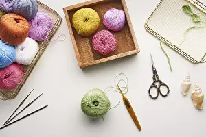 Handicraft Supplies Drucke: Top view of various colored yarns