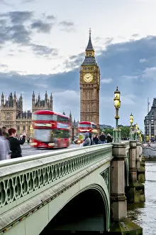 Drucke von Ansicht von Westminster Bridge mit roten Bussen, Palace of Westminster, Houses of Parliament, Big Ben, bei Dämmerung, City of Westminster, London, England, Vereinigtes Königreich Westminster-Brücke Drucke: Blick auf Westminster Bridge mit roten Bussen.